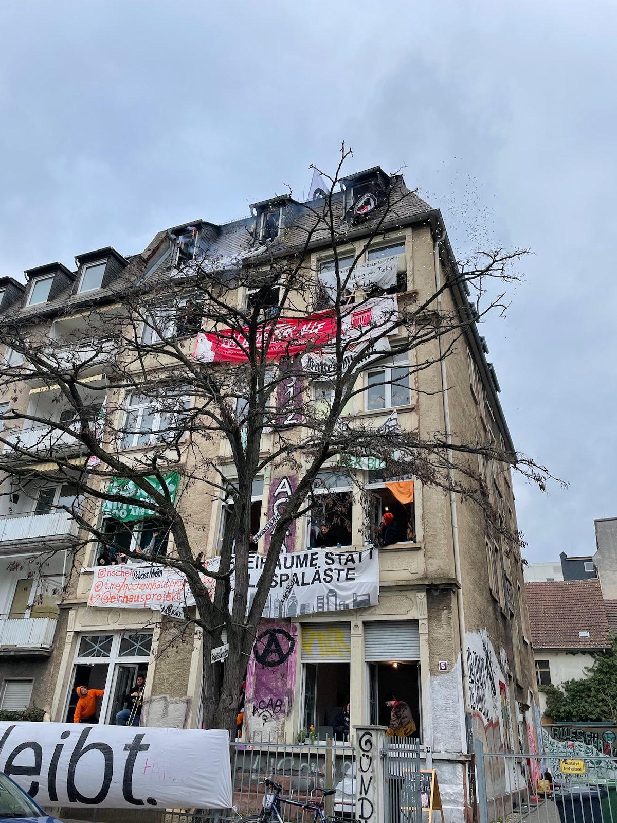 Foto des Hauses in der Günderrodestraße 5. Transparente hängen an den Fenstern.