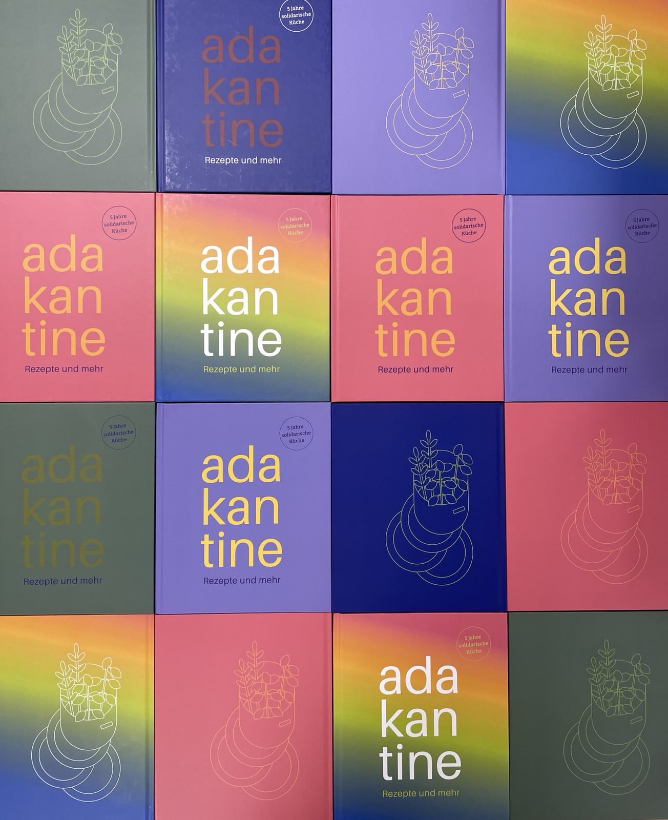 viele bunte ada Kochbücher liegen nebeneinander und bilden eine bunte fläche